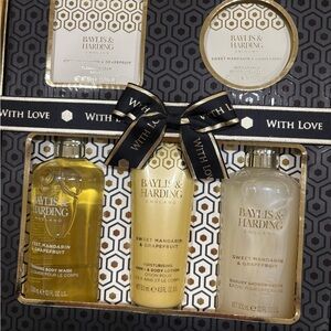 Sweet Mandarin & Grapefruit Bath Set  by Baylis&Harding England